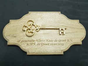 Houten schild met gouden sleutel